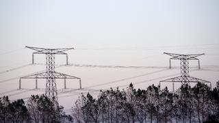 Lignes à très haute tensions partant de la centrale nucléaire de Penly en France
