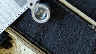 Un échantillon de sables bitumineux en cours d'analyse