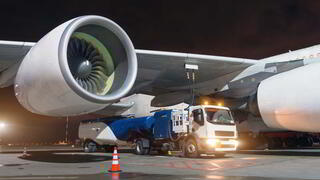 Image of a tanker truck during a refuelling operation of an airliner