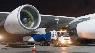 Image of a tanker truck during a refuelling operation of an airliner