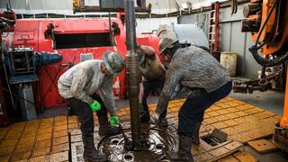 Image d'ouvriers sur un chantier d'exploitation d'hydrocarbures de schiste à Watford City, dans le Dakota du Nord (États-Unis).