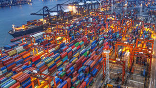 Des porte-conteneurs dans un port d'échanges commerciaux