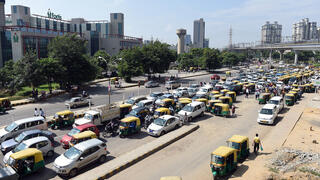 Automobiles, rickshaws et de deux roues créent des embouteillages à New Delhi qui empoisonnent la vie quotidienne.
