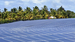 Photo d'un petit parc photovoltaïque dans l’île de La Réunion. 