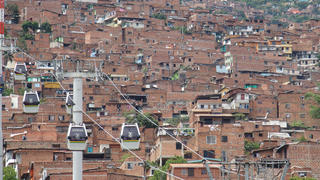 Survol de quartiers pauvres colombiens par le téléphérique de Medellin.