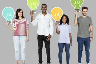 Groupe de 4 personnes portant des ampoules de couleur