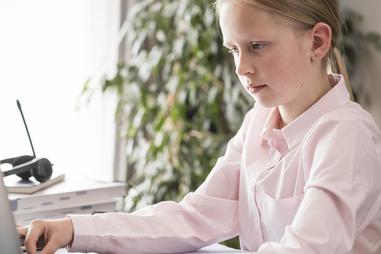 Jeune fille participant à une classe en ligne