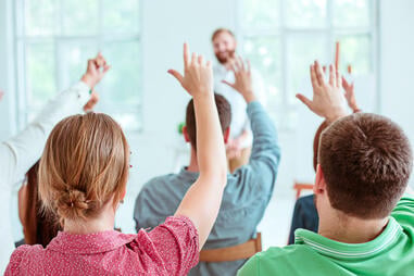Enfants levant la main en classe