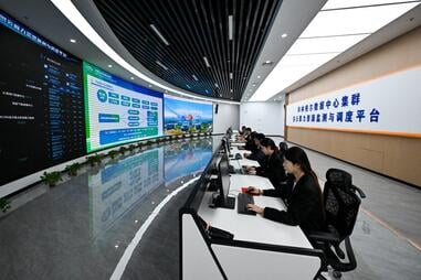 À Hohhot, en Chine, un centre de supervision pilote des data centers alimentés par des énergies renouvelables. 
