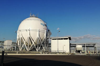 A 2,500 cubic meter liquid hydrogen tank in the port of Kobe. A terminal for importing hydrogen, particularly from Australia, has been installed in the large Japanese port near Osaka