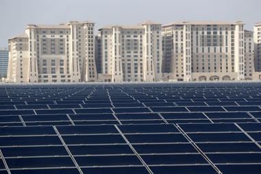 L'un des parcs photovoltaïques qui assure l'alimentation de Masdar City
