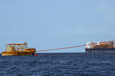 Opération de chargement d'un navire pétrolier près d'une barge off-shore géante