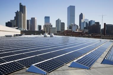 Installation photovoltaïque sur le toit d'un bâtiment à Denver