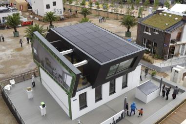 Un exemple d'une maison du futur présentée au rassemblement européen Solar Decathlon à Versailles