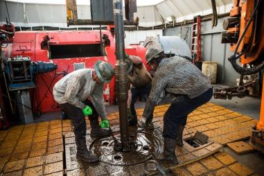 Image d'ouvriers sur un chantier d'exploitation d'hydrocarbures de schiste à Watford City, dans le Dakota du Nord (États-Unis).