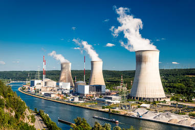 Centrale nucléaire en bord de fleuve