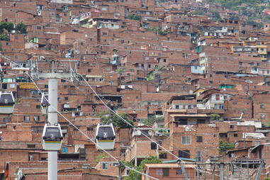 Survol de quartiers pauvres colombiens par le téléphérique de Medellin.