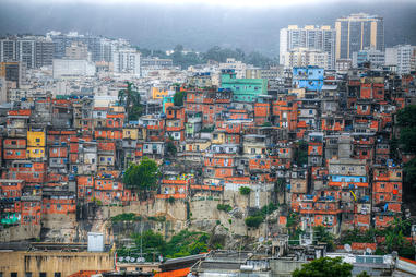 Une favela à Rio très peuplée